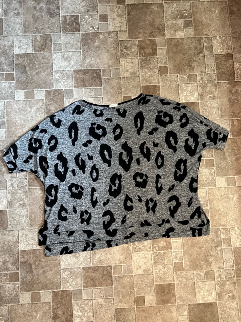 2X/3X ODDY Gray Top with Black Leopard Print